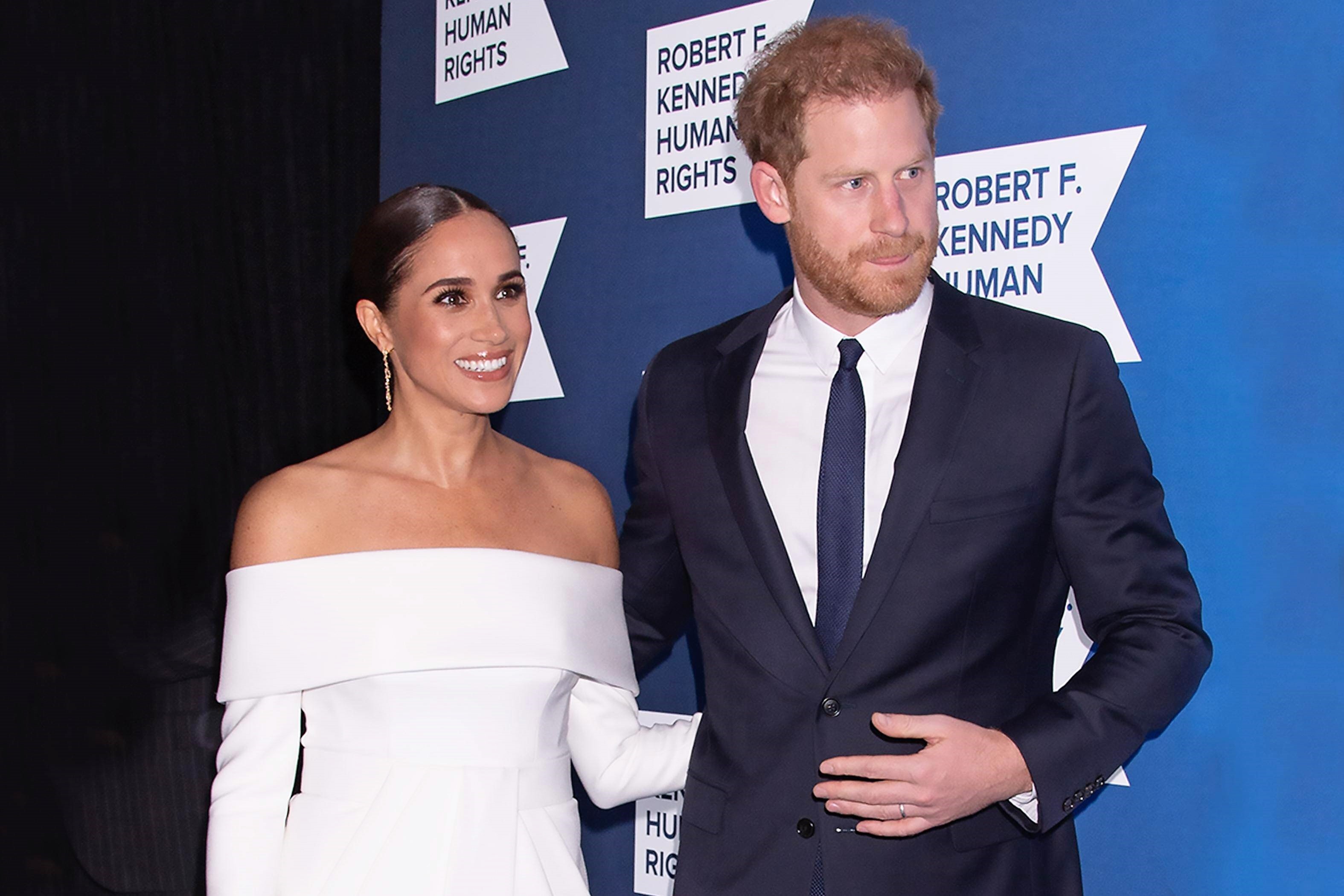 Skandal um die Netflix-Doku von Harry und Meghan - Jetzt feuert die englische Königsfamilie zurück!
