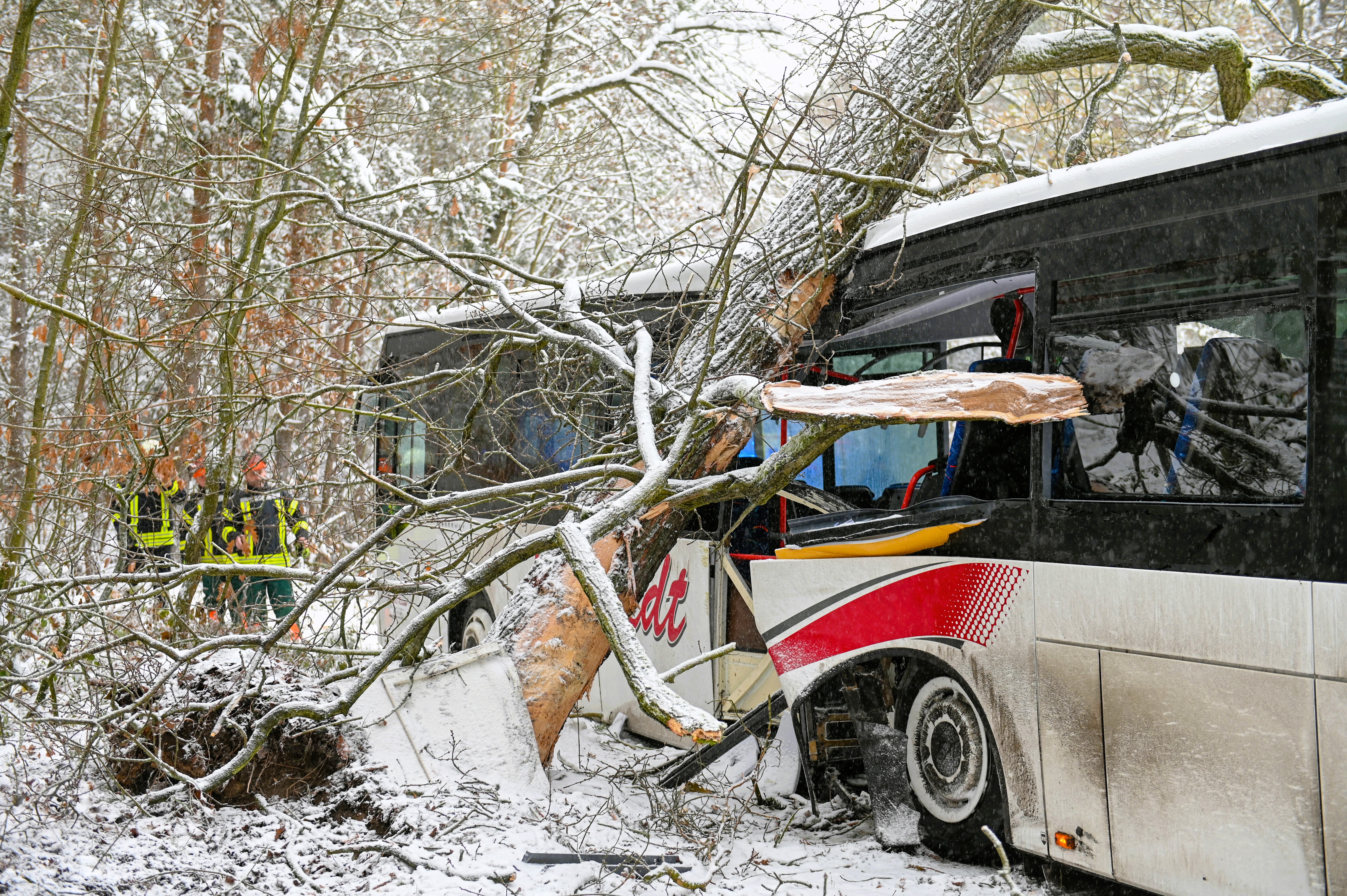 Schweres Busunglück! Deutscher Reisebus verunglückt - mindestens ein Mensch tot, mehrere Schwerverletzte!