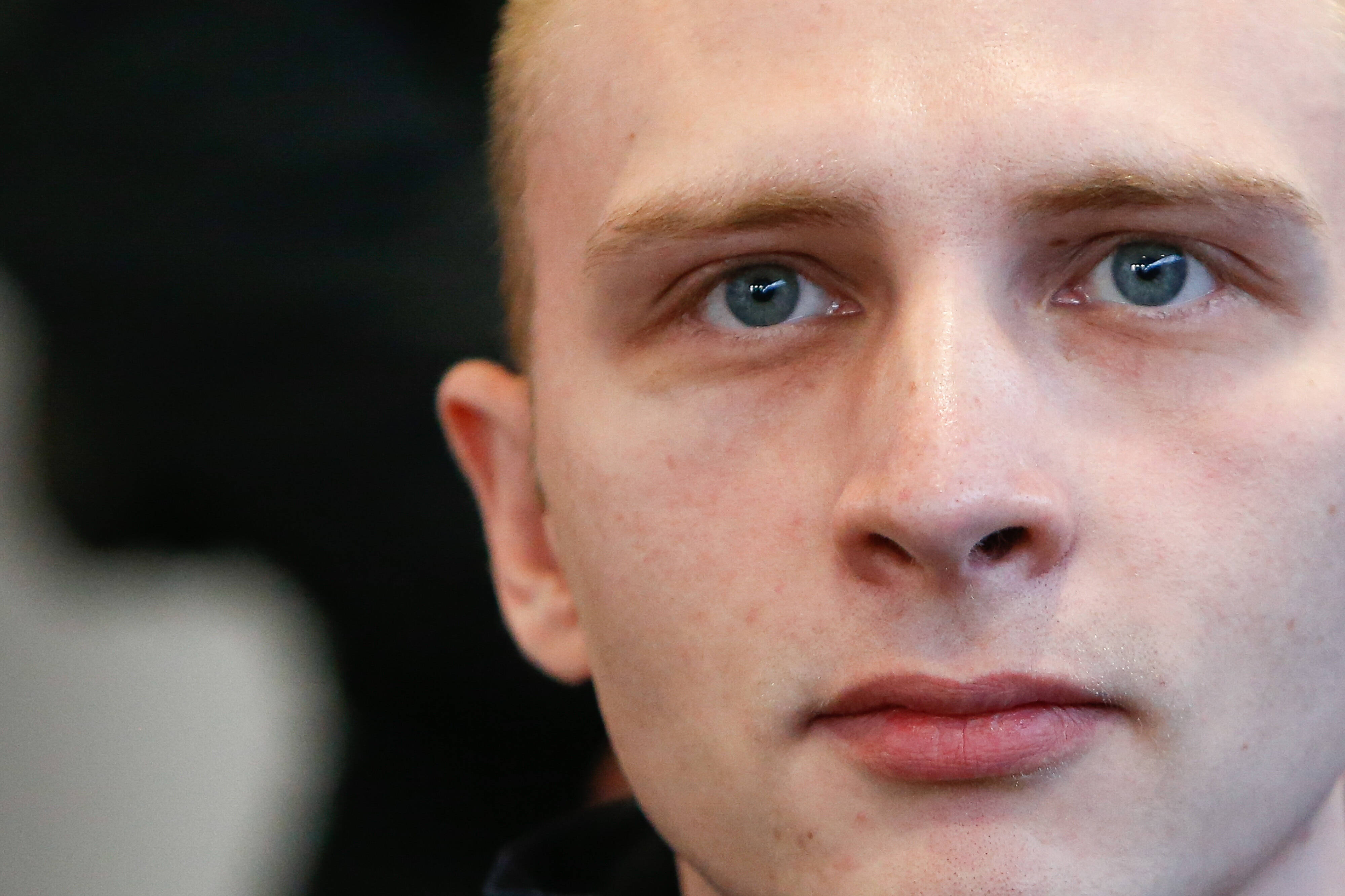 Gefangener Halle-Attentäter greift erneut Gefängniswärter mit Waffe an! Dabei ist er in Hochsicherheitsverwahrung!