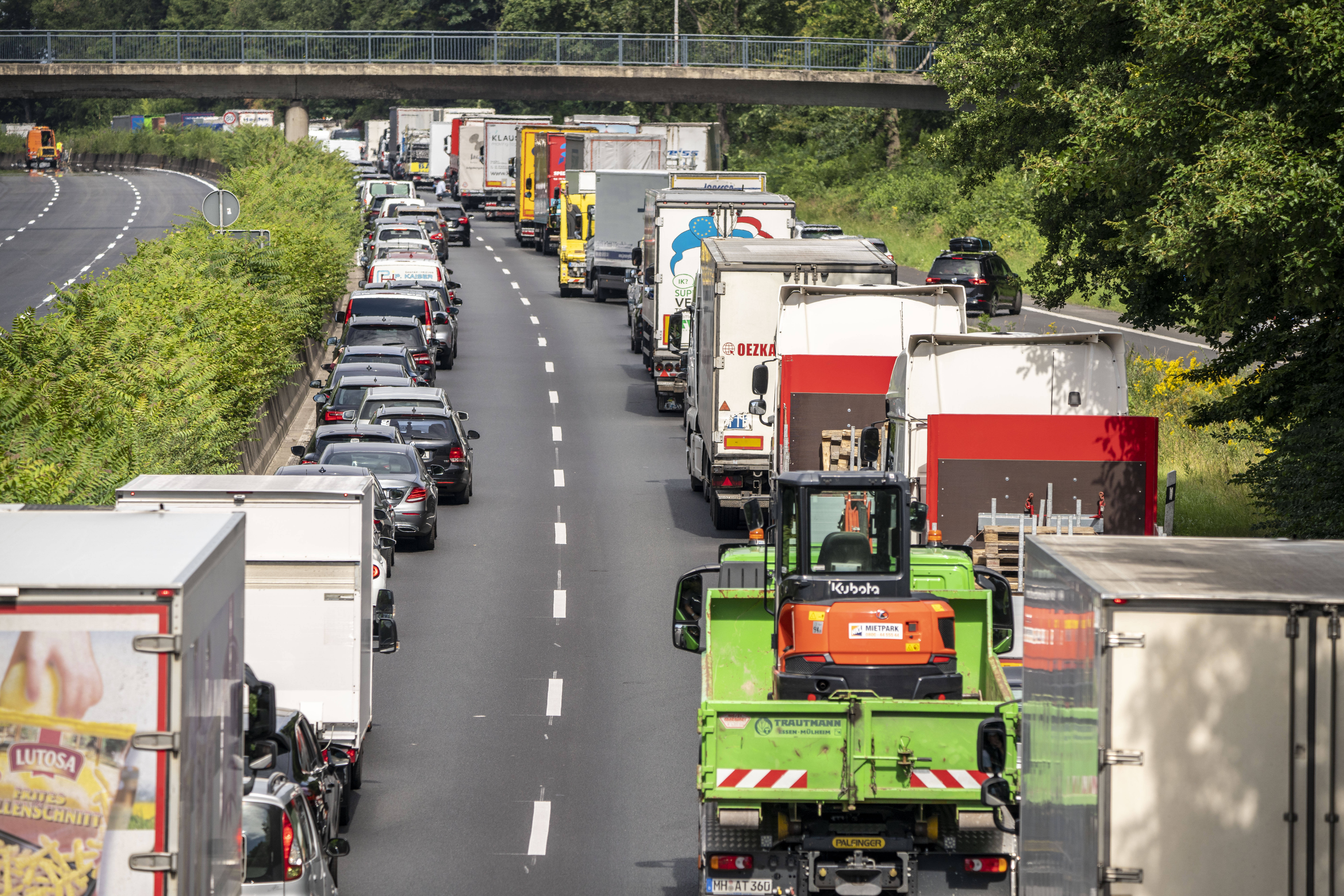 Schrecklicher Unfall auf der Autobahn 16 Verletzte, eine Tote nach Hochzeitsfeier!