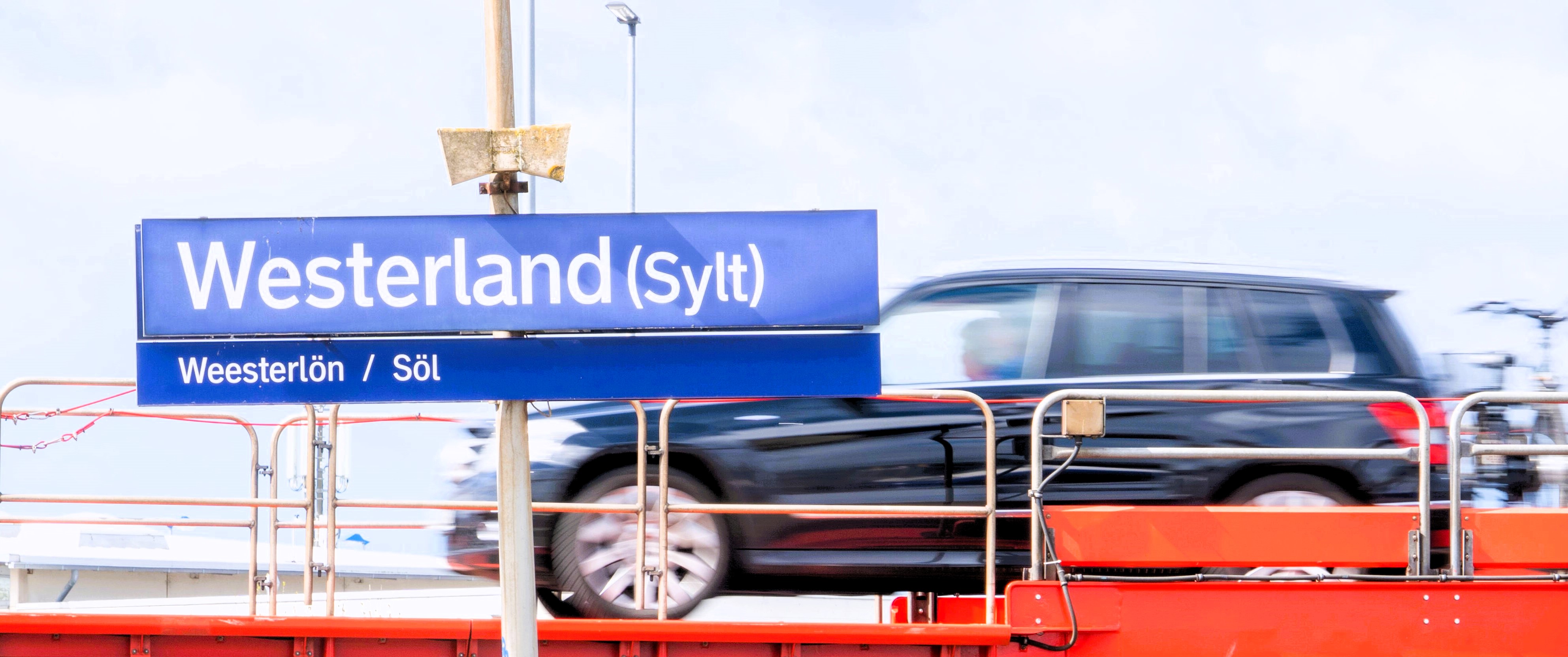 Zug nach Sylt verunglückt! 1 Toter, mehrere Verletzte nach Kollision mit Auto!