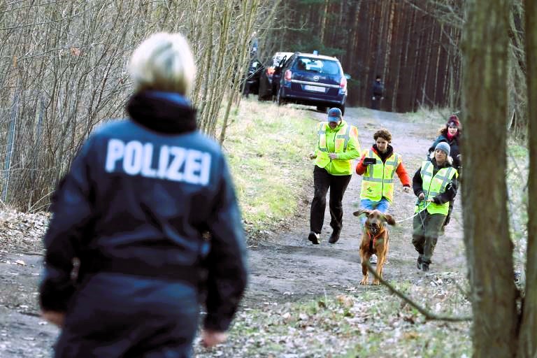 Gruselfund in einem pfälzischen Wald - Wanderer entdeckt Leiche eines Traktorfahrers!