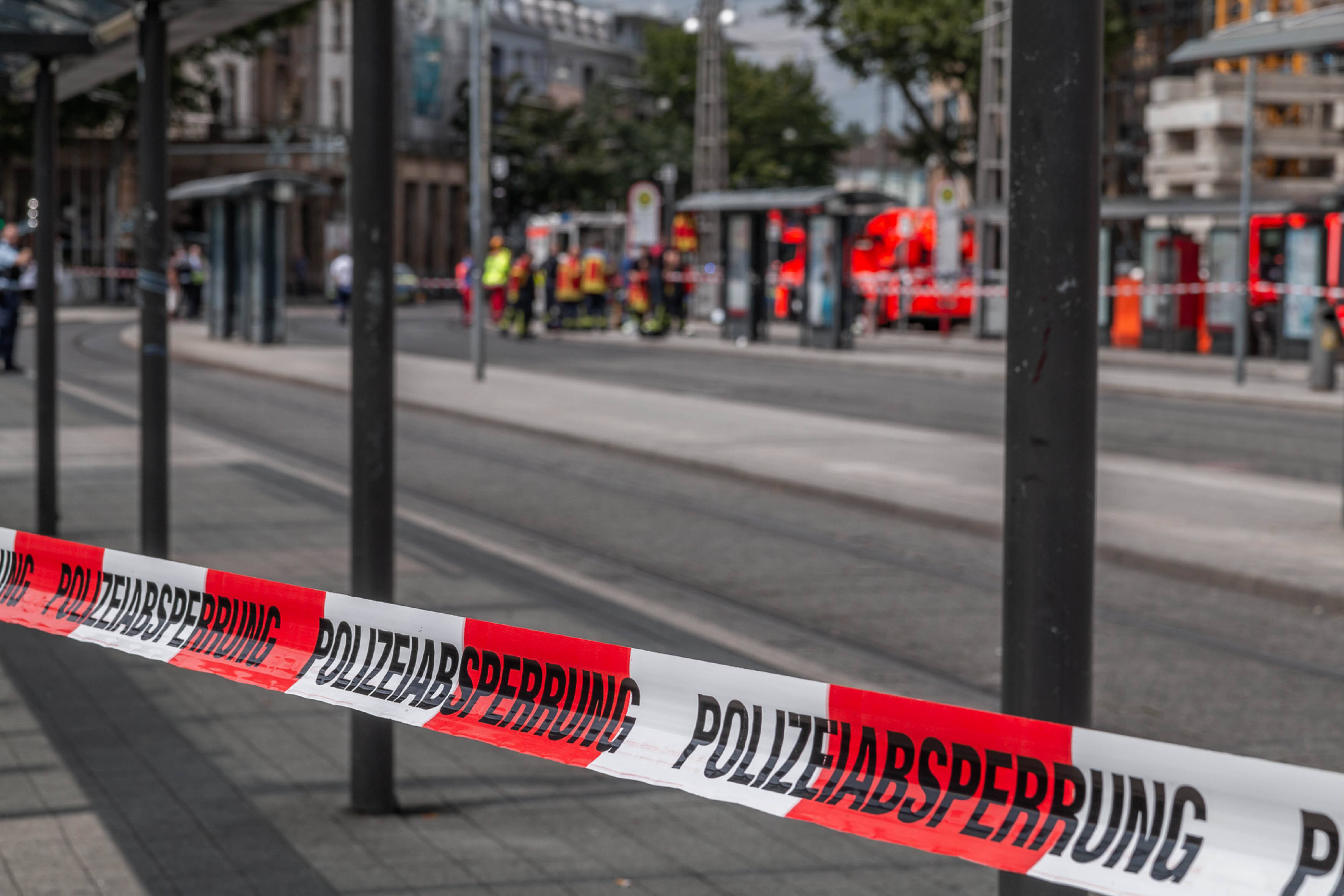 Mann überfährt Frau und Baby nach handfestem Streit! Unglaubliche Szenen in Duisburg