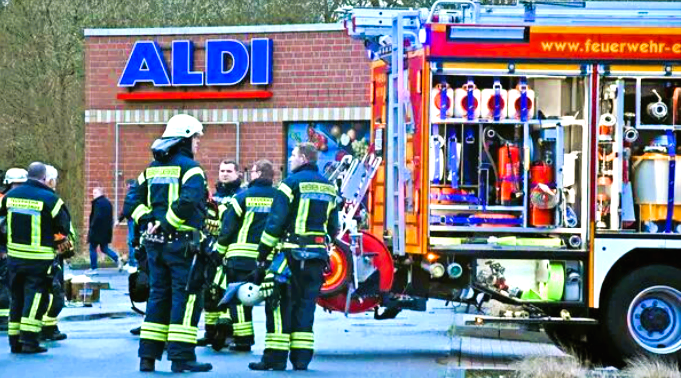 Feuer bei Aldi! Filiale steht in Flammen - Feuerwehr meldet Verletzte!