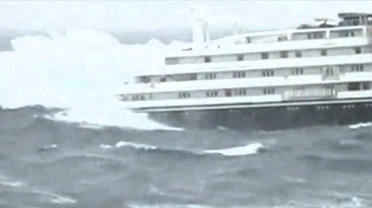 Monsterwelle trifft Kreuzfahrtschiff! 100 Verletzte an Bord - jetzt sind neue Bilder aufgetaucht