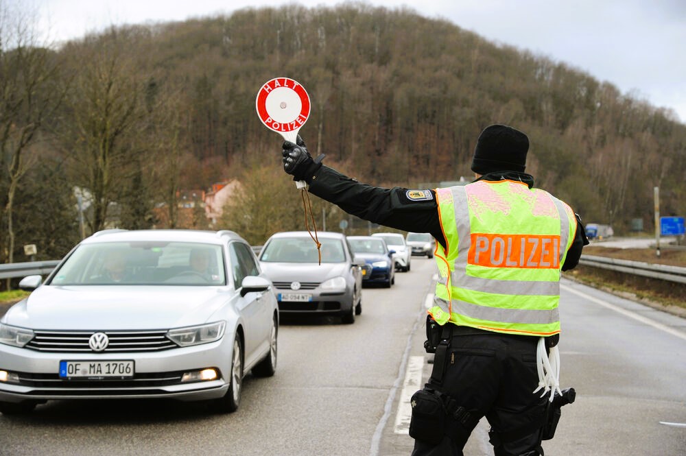 Amokfahrt! Deutschen Teenagerin (17) liefert sich Verfolgungsjagd mit der Polizei in Österreich!