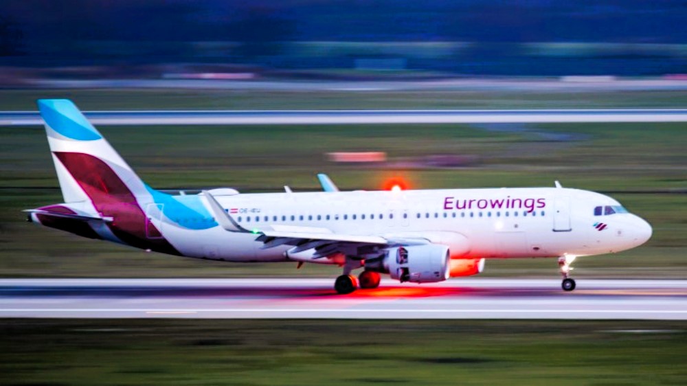 Eurowings-Maschine verunglückt! Reifen platz während der Landung - Großeinsatz der Feuerwehr am Flughafen