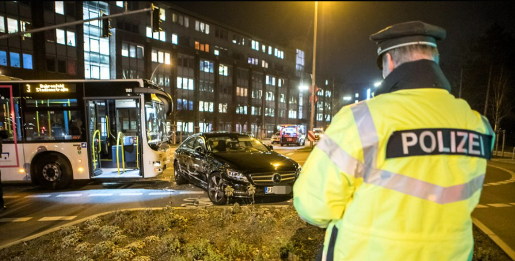 Schwerer Bus-Unfall! Nach verunglücktem Ausweichmanöver: Bus rammt Gebäude - Tonnenschweres Bauteil stürzt auf die Straße