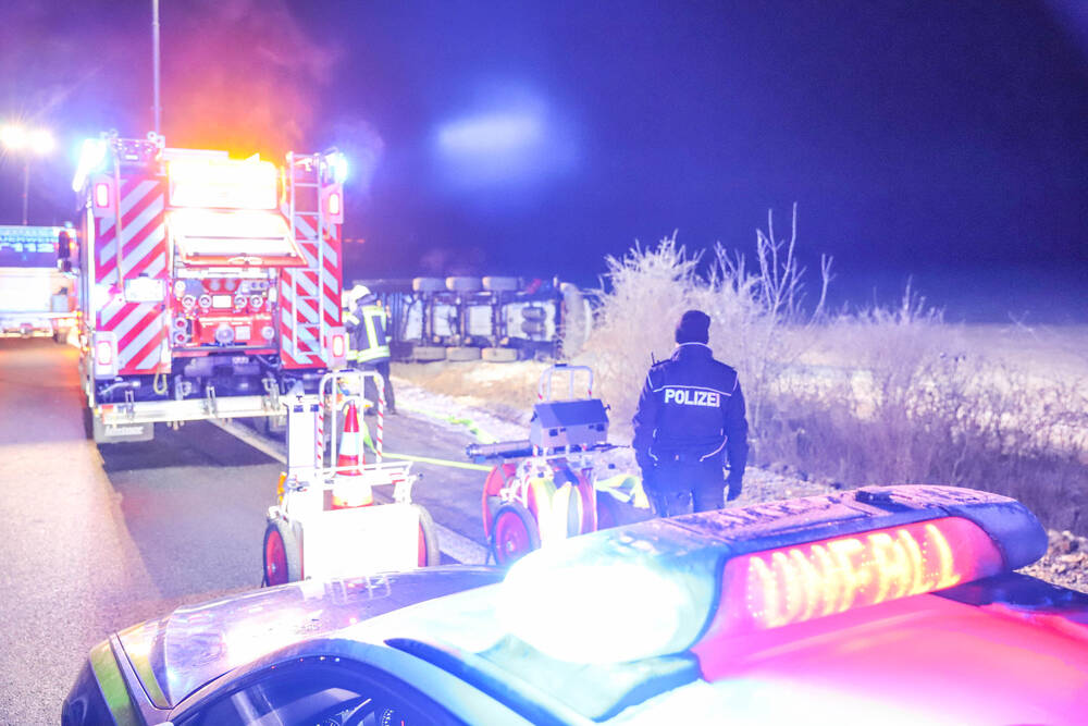Frontaler Zusammenstoß auf der Landstraße - Rettungskräfte kämpfen vergeblich um das Leben des Unfallopfers