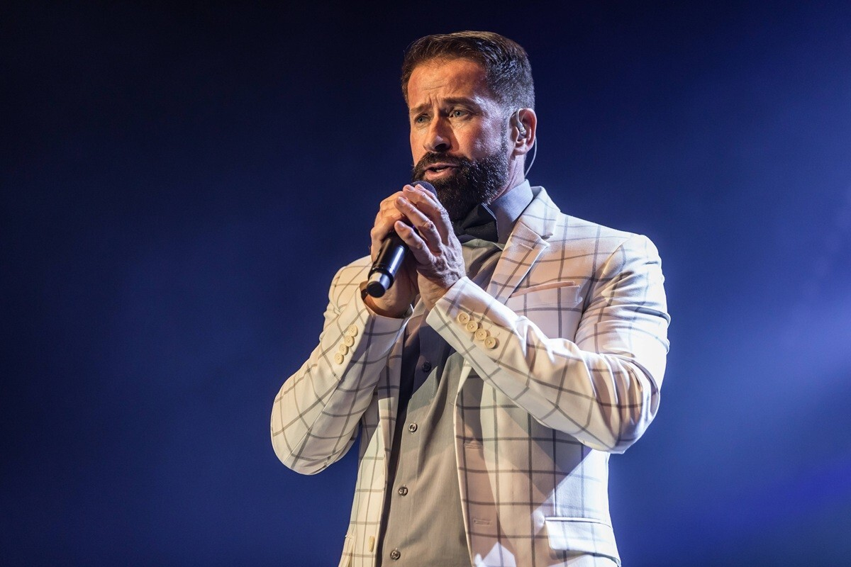 Drama in Dubai: Schlagerstar Leonard entkommt Flugchaos nur knapp — Fans in Sorge