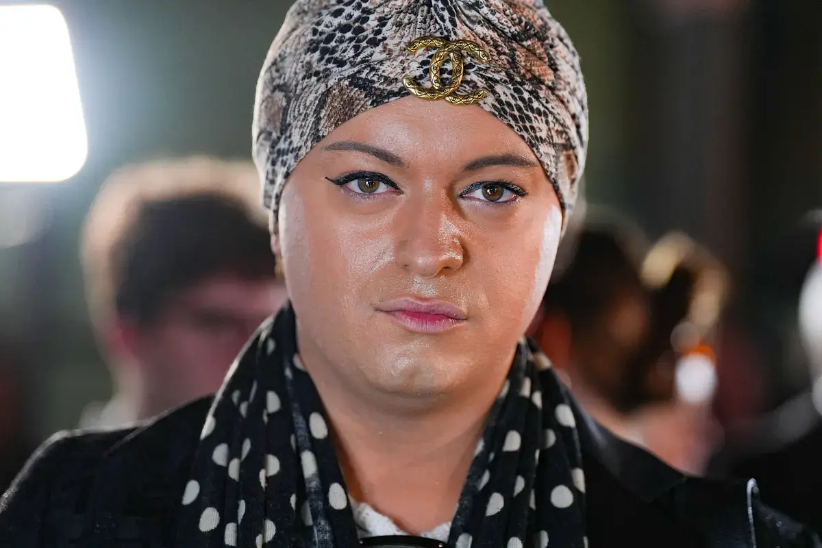 Julian F.M. Stoeckel sucht Hilfe nach mutmaßlichem Brandanschlag in Berlin