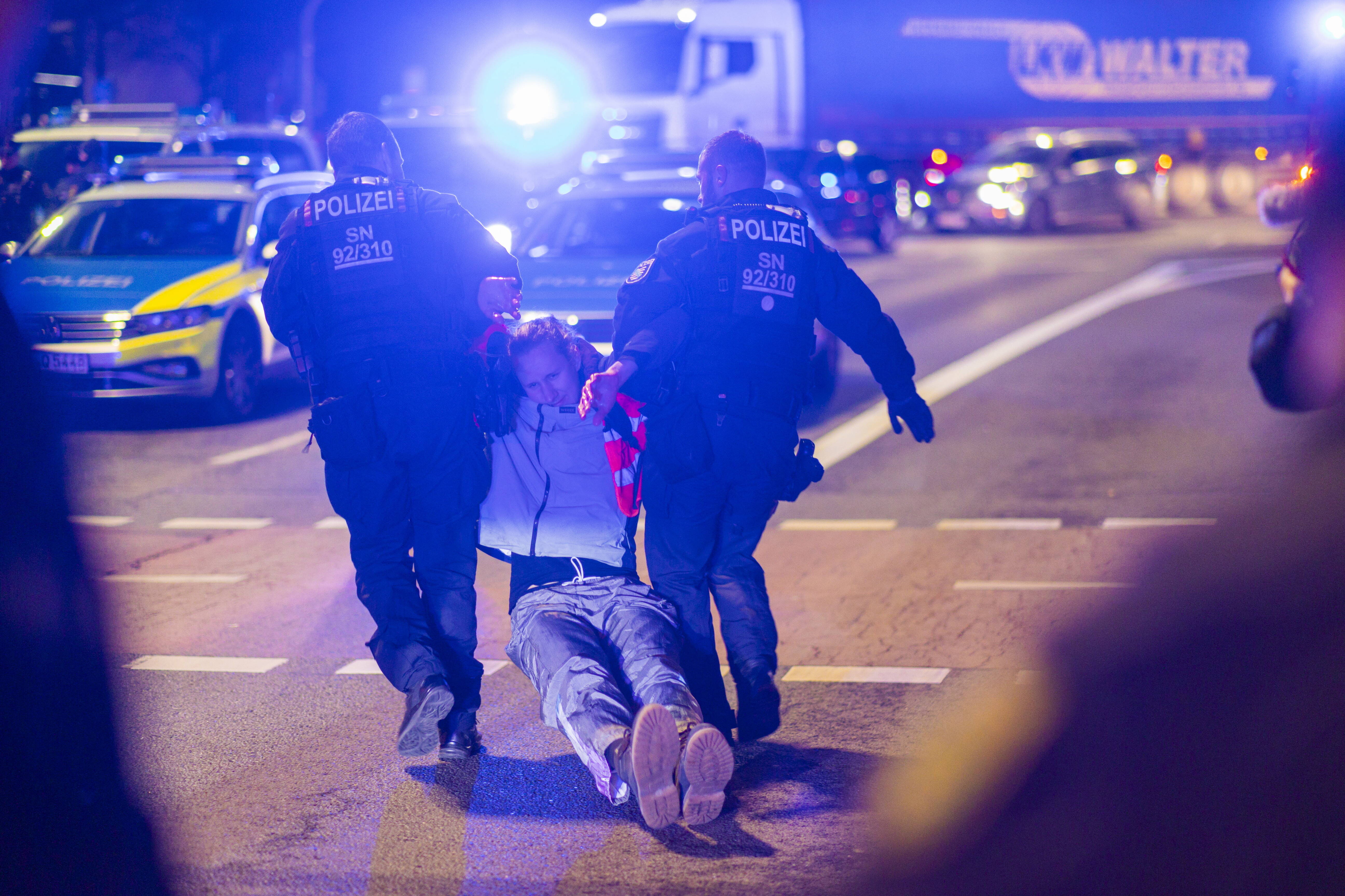 Brutaler Überfall mit Maschinenpistolen - Unbekannte Täter rauben Geldtransporter auf der A20 aus - Fahrzeuge wurden nach Überfall angezündet
