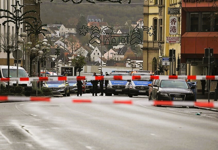 Geldautomat gesprengt! Ganzes Haus droht einzustürzen! Schwere Zerstörungen an eine Sparkasse!