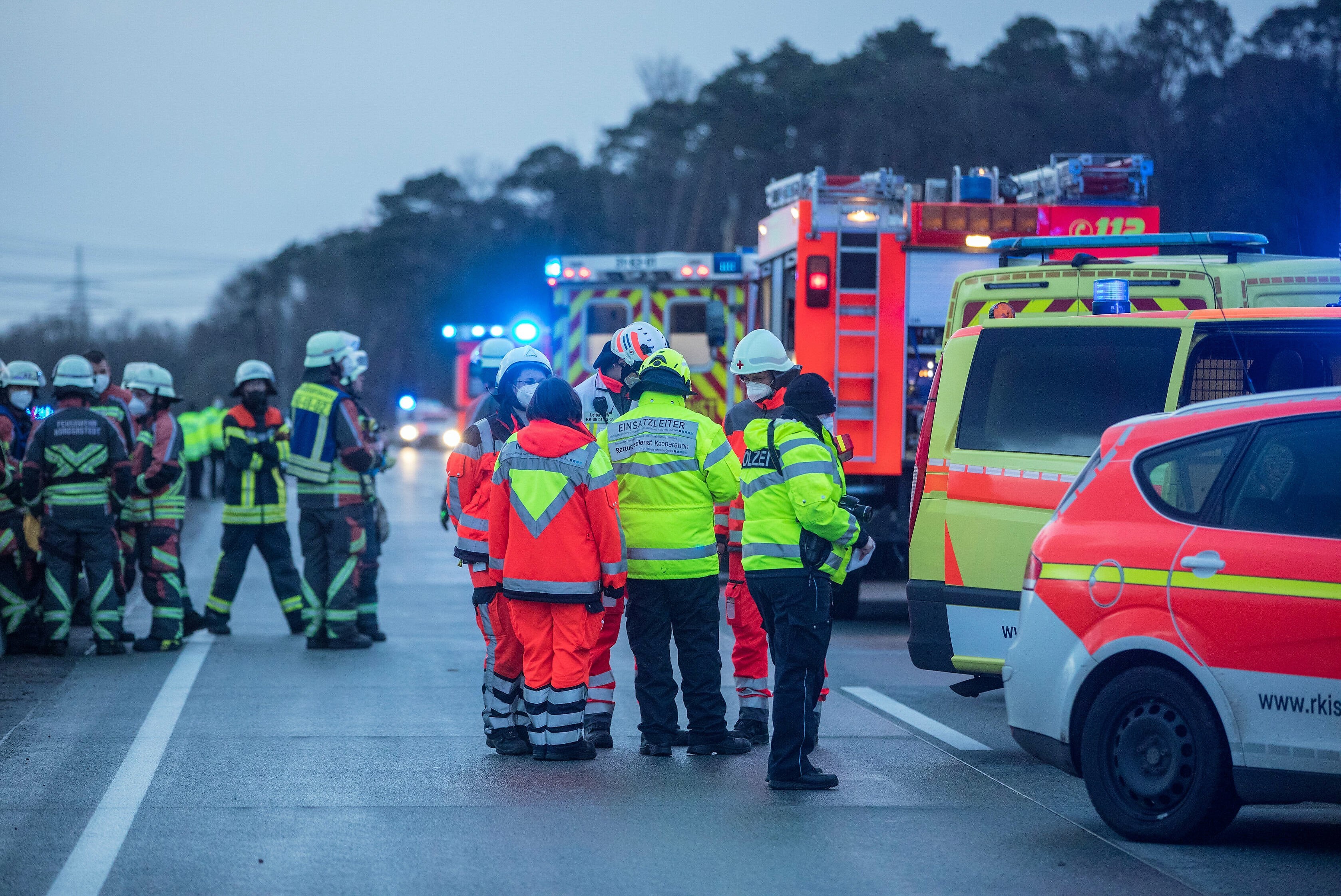 Vollsperrung! Tödlicher Unfall auf der Autobahn - Porsche rutscht unter Sattelzug - Fahrer hatte keine Chance!
