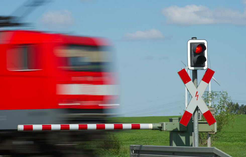 Kind von Zug erfasst! Tödliches Bahn-Drama - Kind bückst aus und läuft vor Zug!