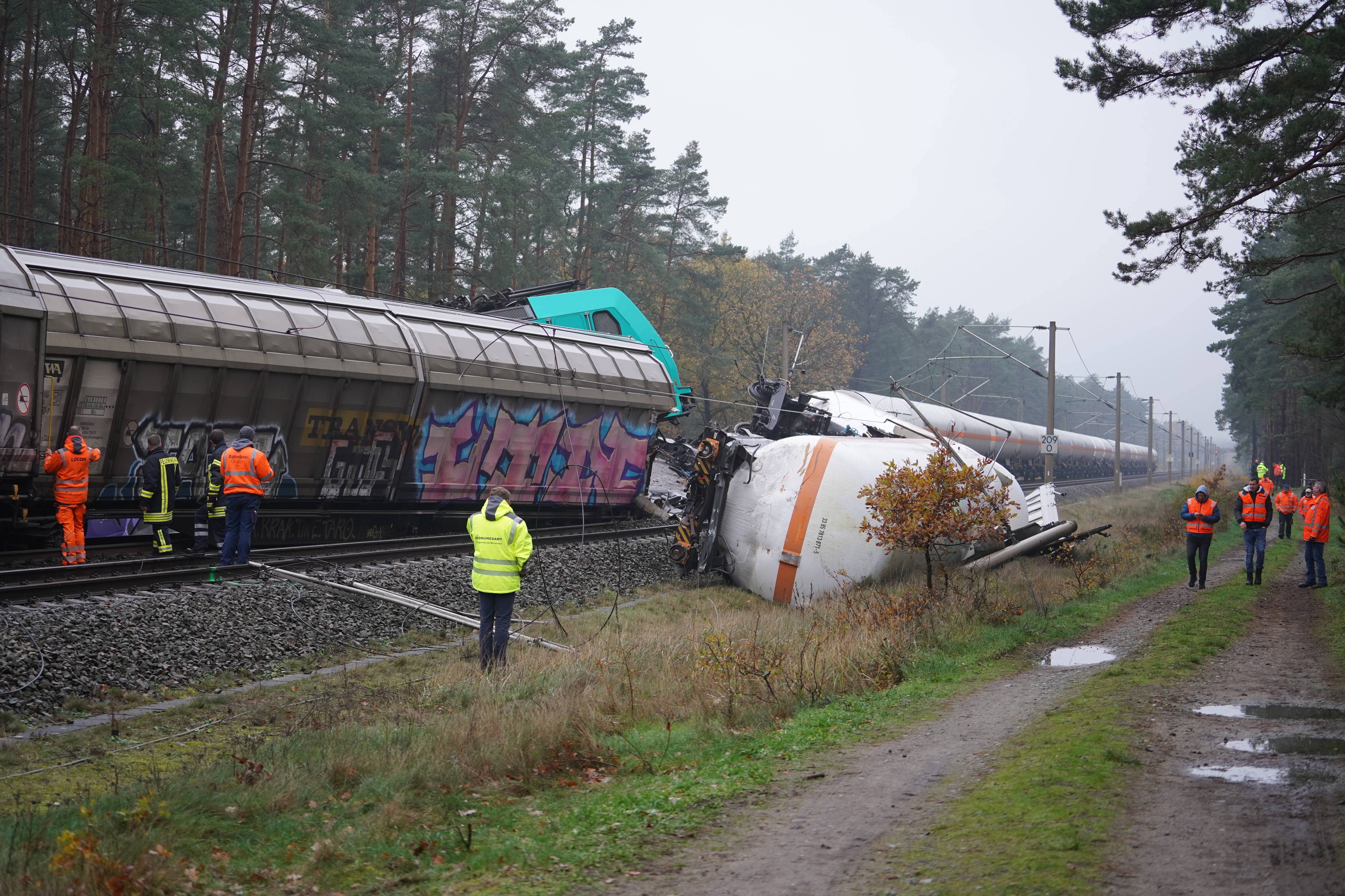 Schweres Zugunglück! Lok rast in Menschengruppe - 5 Tote nach Horror-Unfall auf den Gleisen!