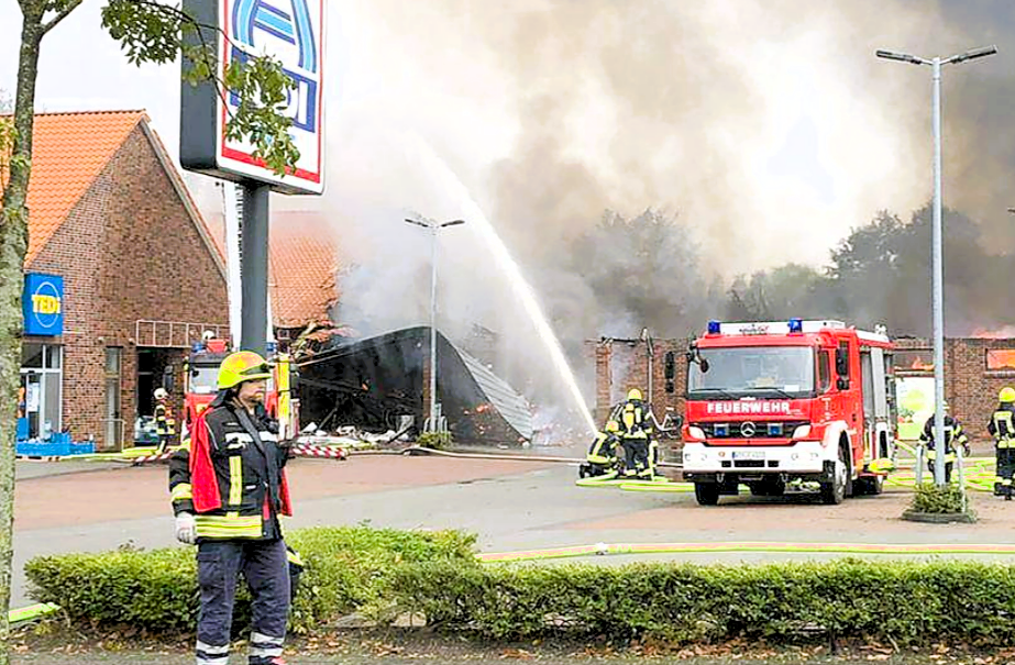 Feuer bei Aldi! Filiale steht in Flammen - Feuerwehr meldet Verletzte!