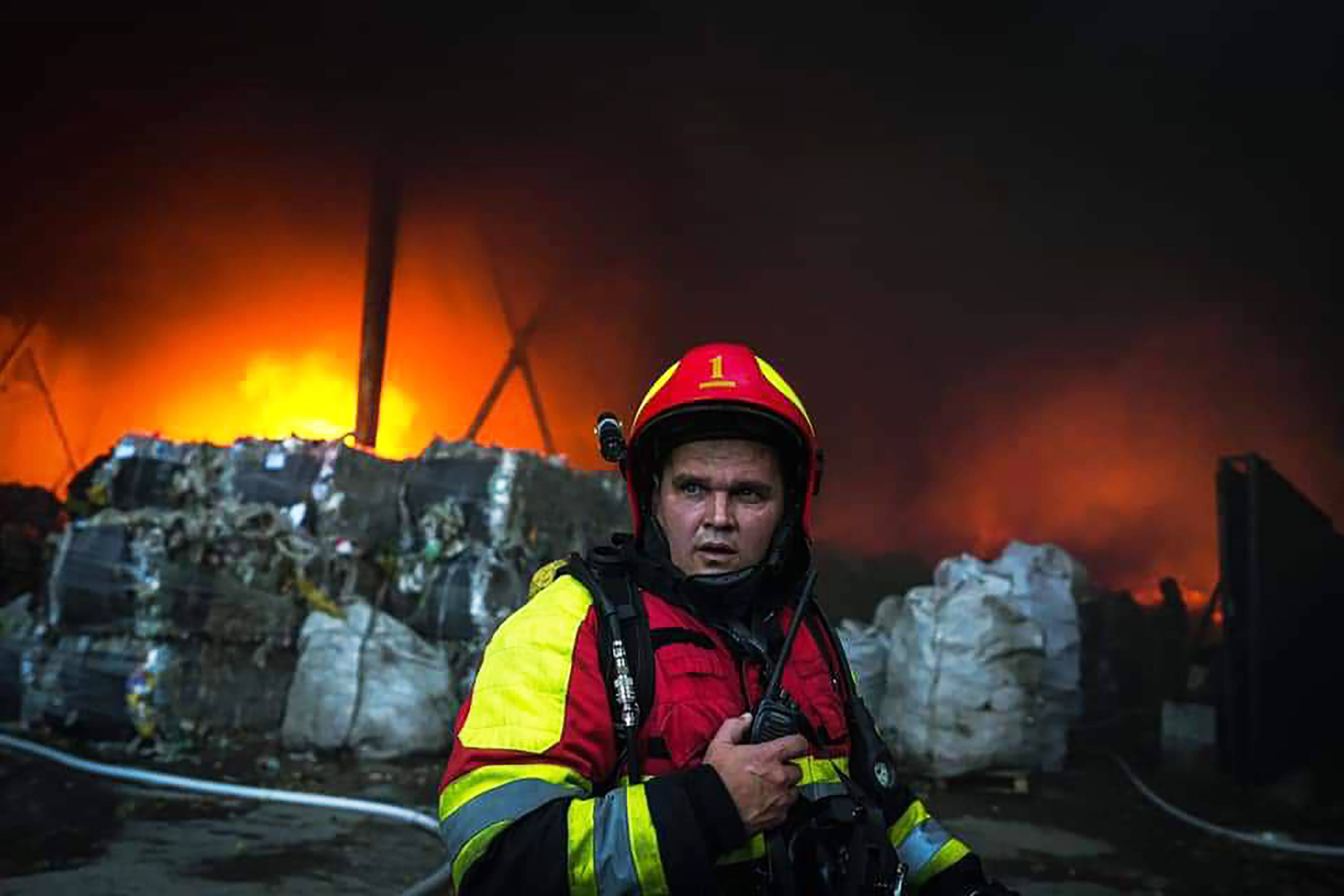 Flammeninferno! Putins Treibstoffreserven brenn! Ukraine setzt Treibstofflager in Russland bei Drohnenangriff in Brand