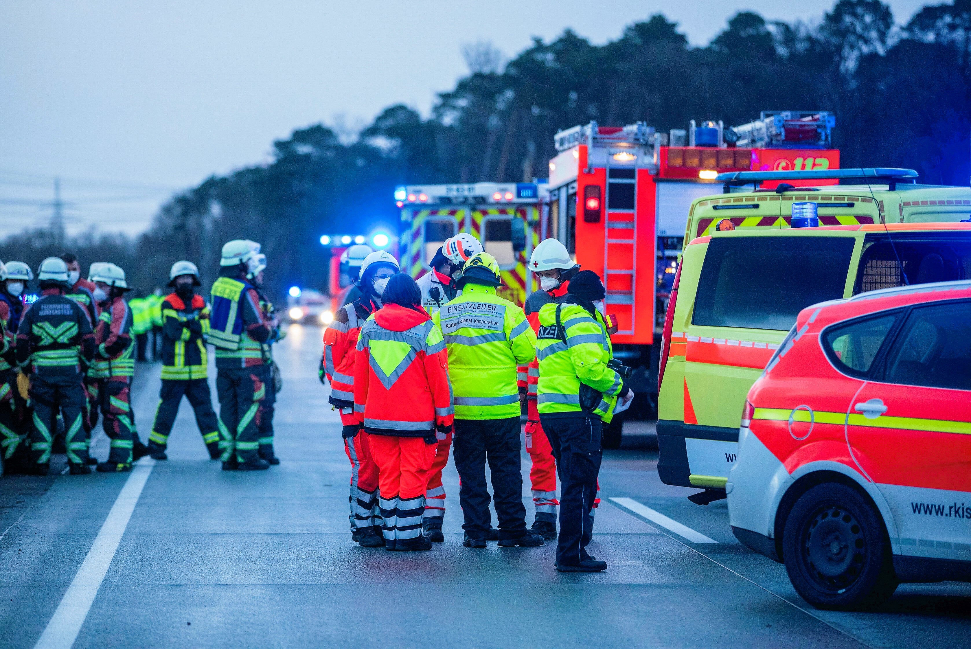 Crash auf der A1 mit mehreren Fahrzeugen - Wohnmobil von Schwerlaster total zermalmt