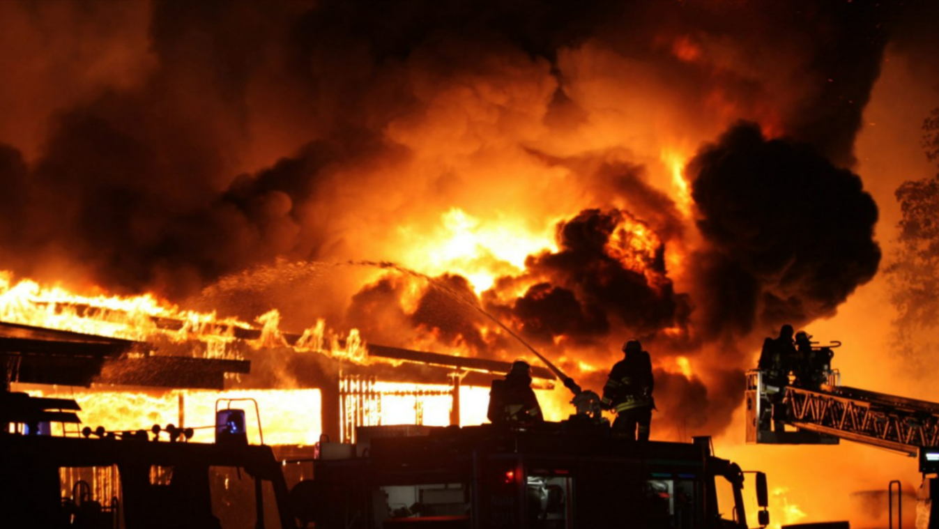 Warnung der Feuerwehr! Tonnenweise Elektroschrott in Brand geraten - "Halten Sie die Fenster geschlossen"
